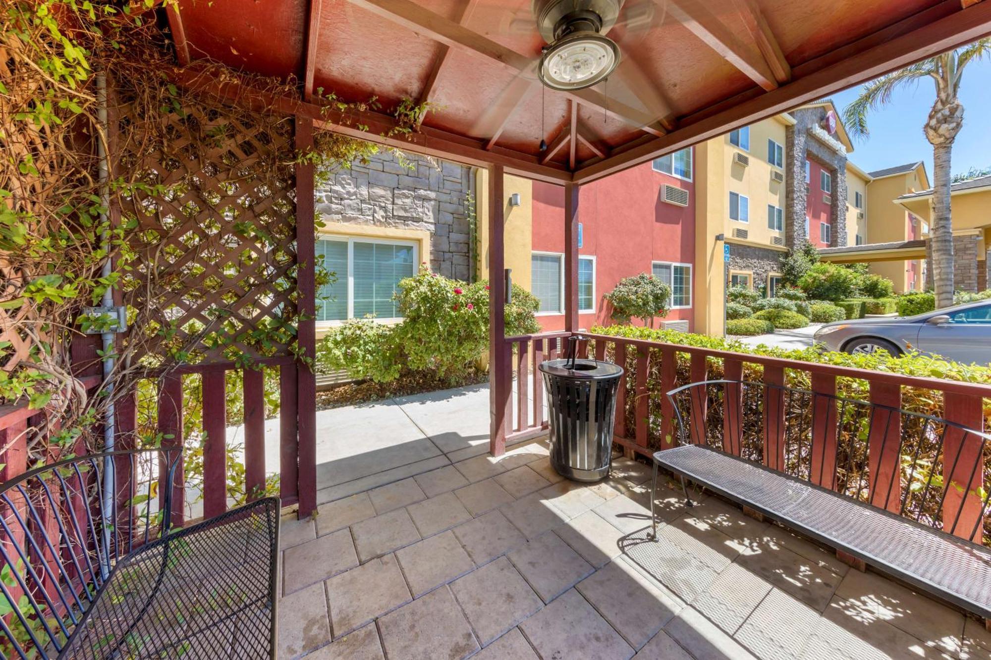 Best Western Plus Wasco Inn & Suites Exterior foto